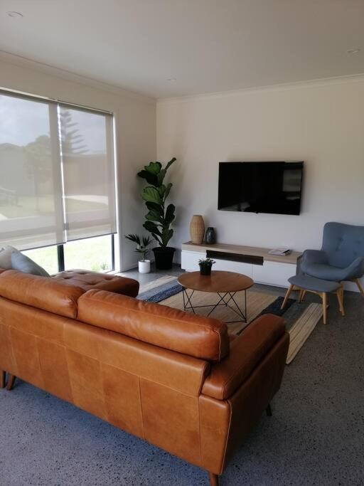 Purangi Beachhouse - 2 Bedroom Cooks Beach Екстер'єр фото