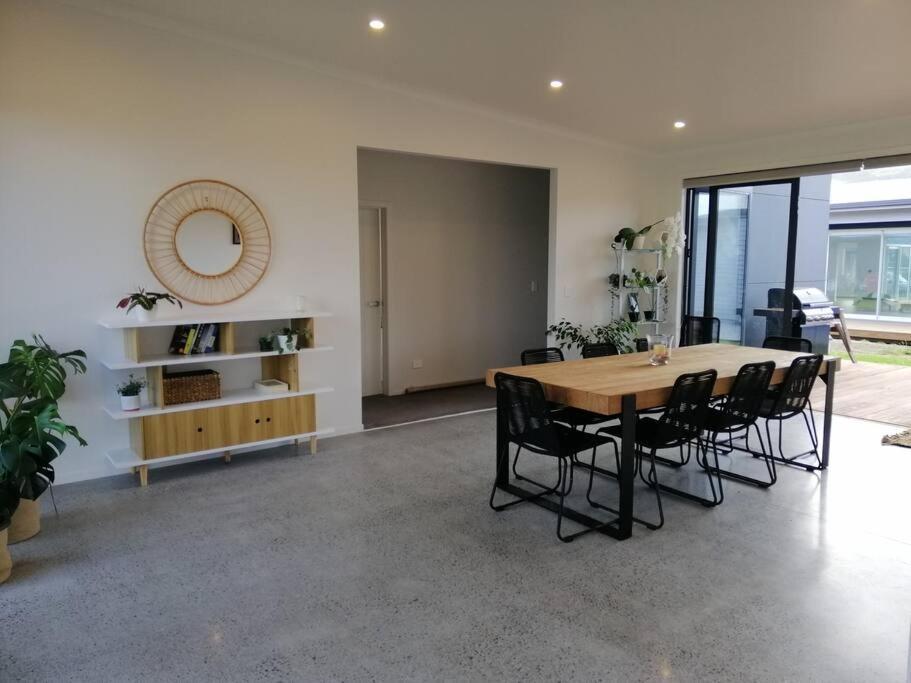 Purangi Beachhouse - 2 Bedroom Cooks Beach Екстер'єр фото
